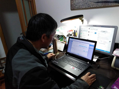 图为李新辉公证员在家中整理微信资料、远程登录办证系统