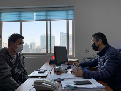 图为李新辉公证员在办公室受理公证