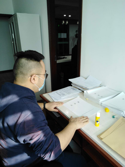 图为公证人员杨磊在赶制公证书