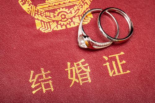 出国结婚证公证能委托别人办理吗？