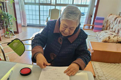 公证员来到方某家，现场为她办理赠与公证